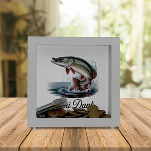 Petri Dank Spardose mit prächtigem Hecht für Angler