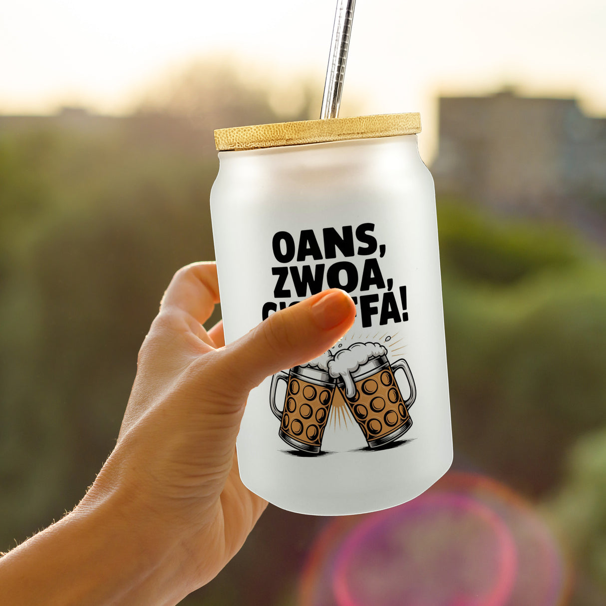 Zwei Bierkrüge Oans, zwoa, g’suffa Trinkglas mit Bambusdeckel