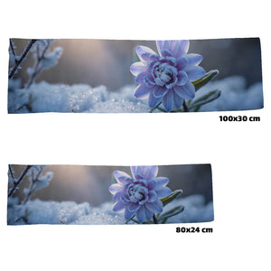 Pastellblaue Blume Eishandtuch mit Eiskristallen