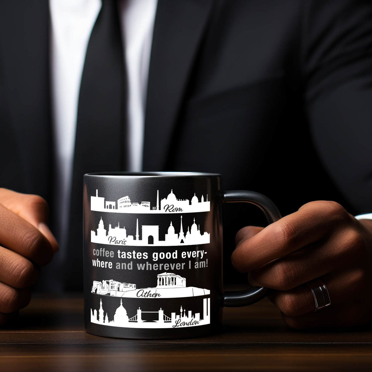 Metropolen Tasse in Schwarz mit Spruch: Coffee tastes good everywhere!