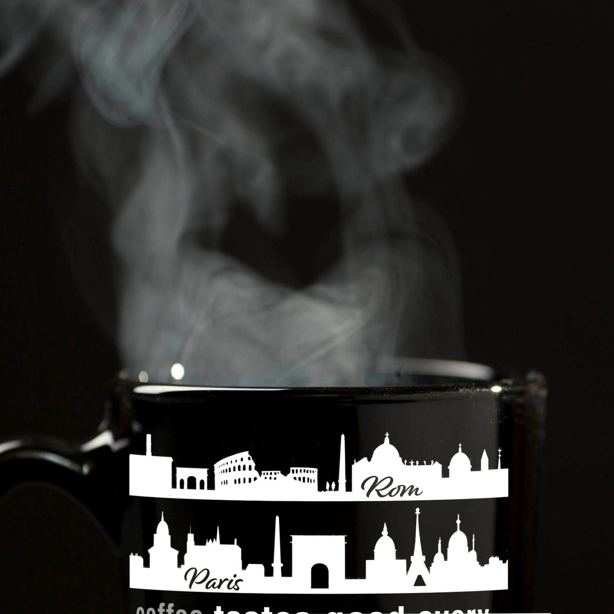 Metropolen Tasse in Schwarz mit Spruch: Coffee tastes good everywhere!
