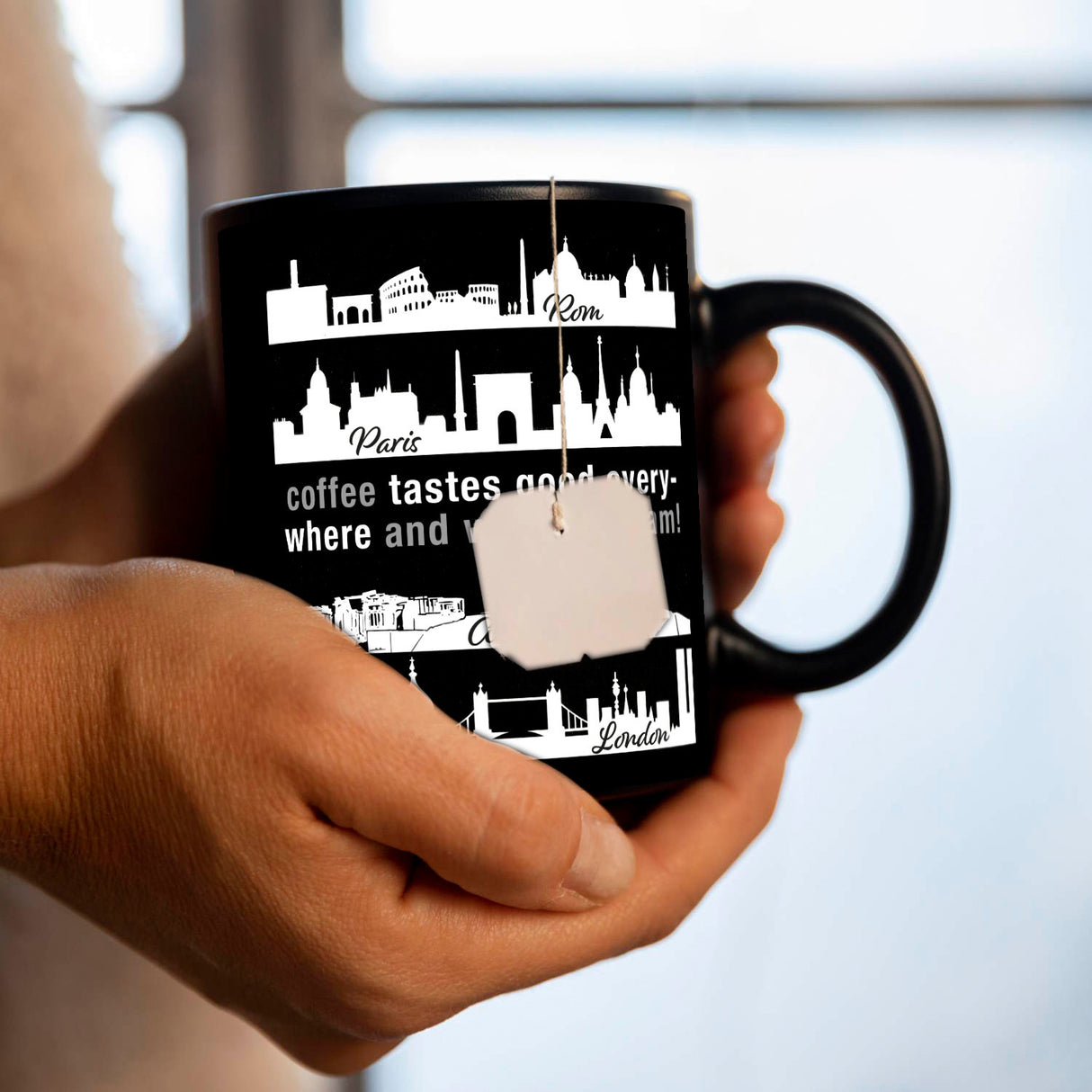 Metropolen Tasse in Schwarz mit Spruch: Coffee tastes good everywhere!