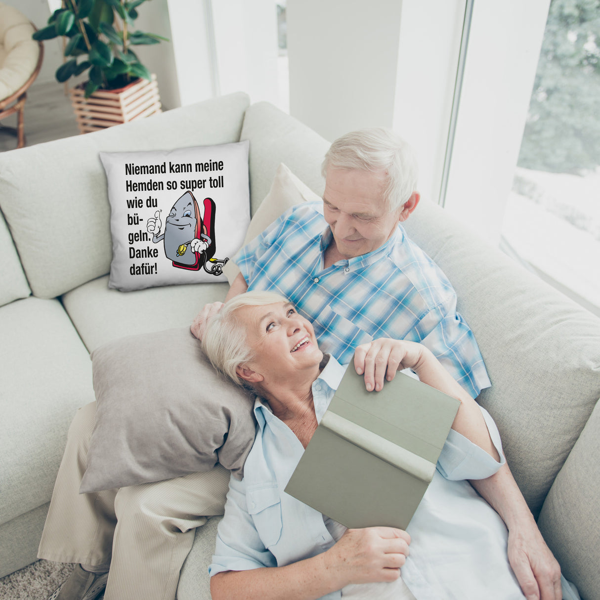 Lächelndes Bügeleisen Kissen mit Spruch: Niemand bügelt Hemden besser. Danke!