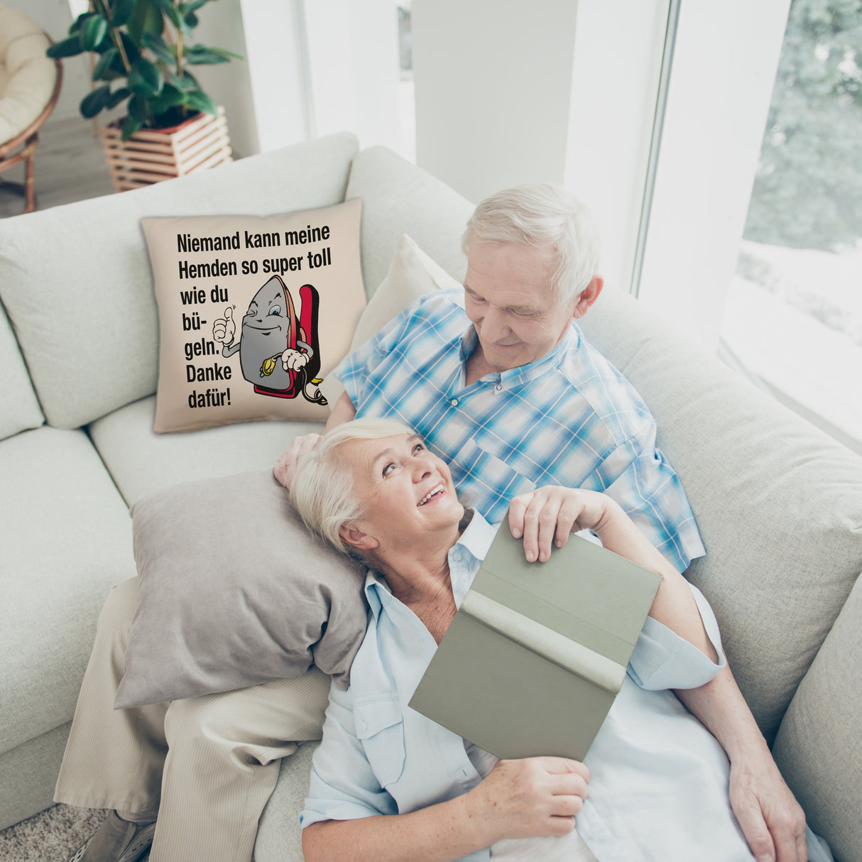 Lächelndes Bügeleisen Kissen mit Spruch: Niemand bügelt Hemden besser. Danke!