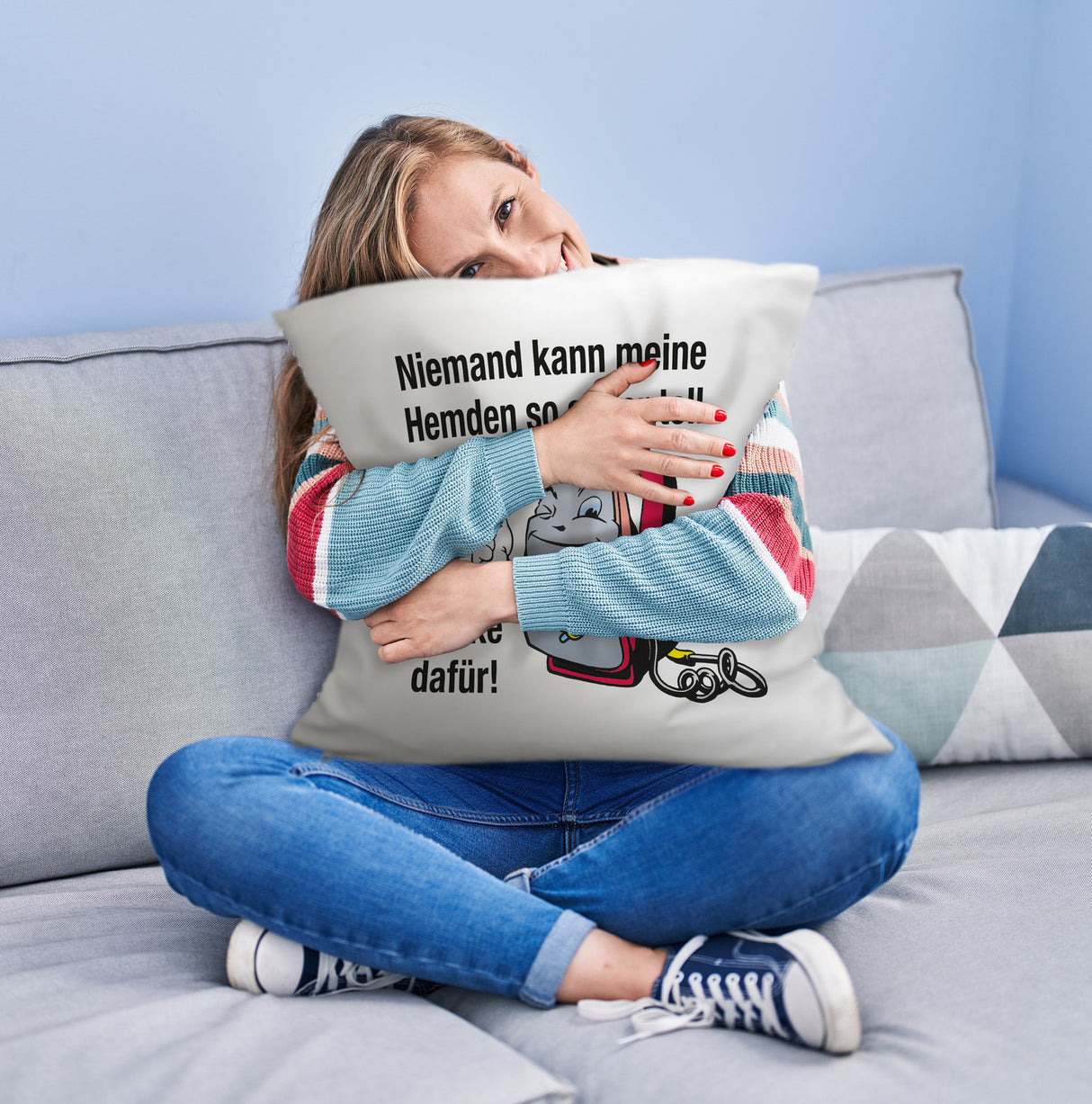 Lächelndes Bügeleisen Kissen mit Spruch: Niemand bügelt Hemden besser. Danke!