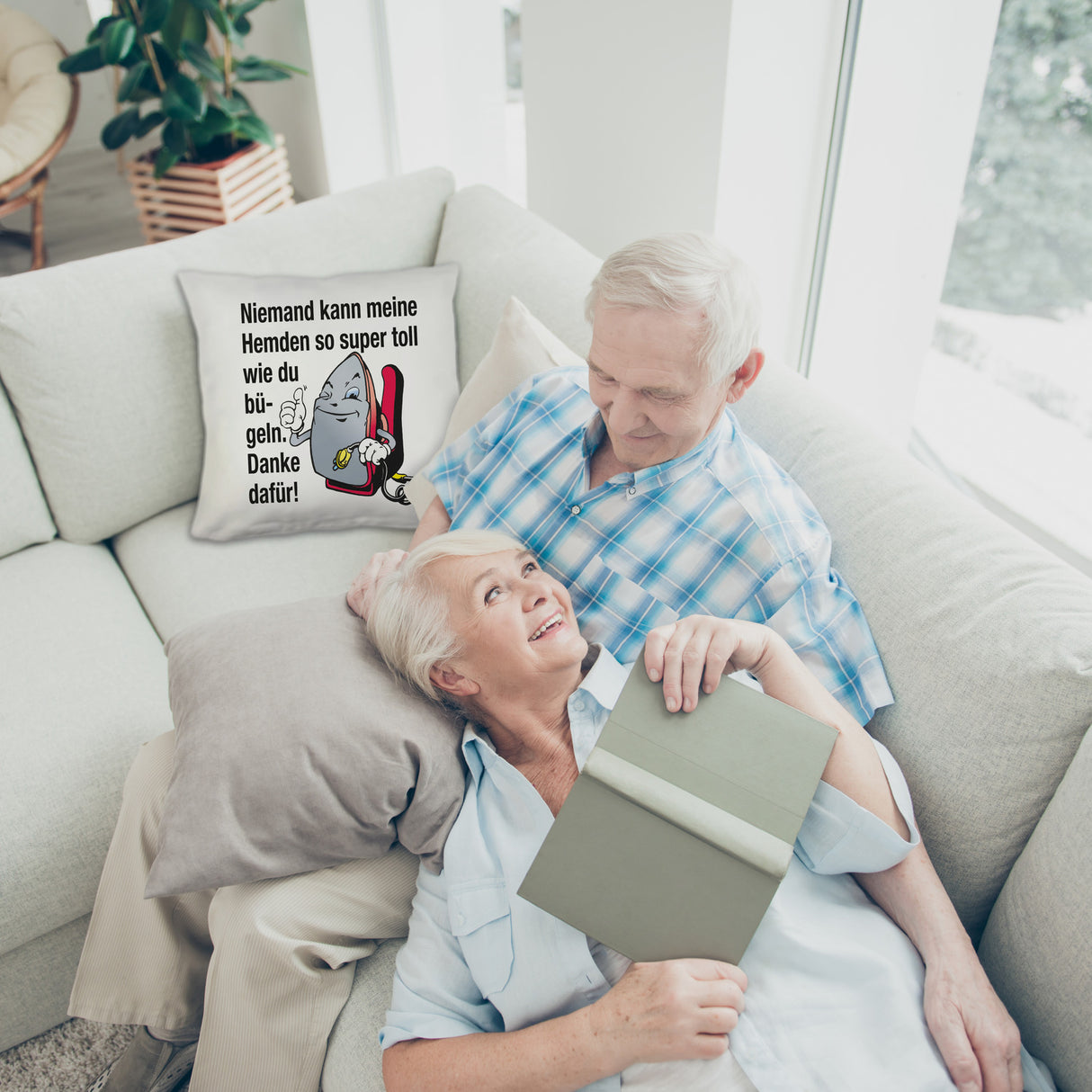 Lächelndes Bügeleisen Kissen mit Spruch: Niemand bügelt Hemden besser. Danke!