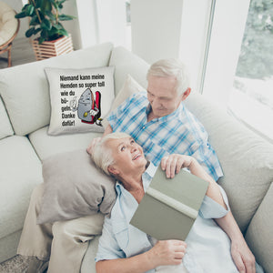 Lächelndes Bügeleisen Kissen mit Spruch: Niemand bügelt Hemden besser. Danke!
