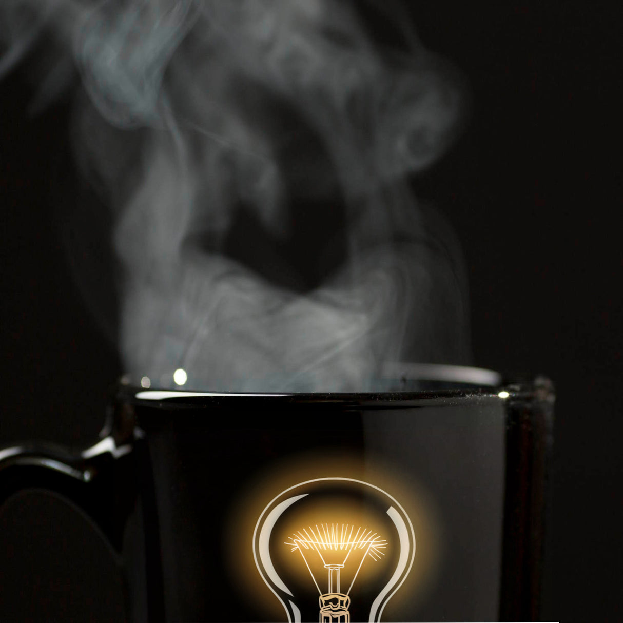 Leuchtende Glühbirne - Genie bei der Arbeit Tasse
