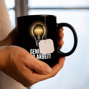 Leuchtende Glühbirne - Genie bei der Arbeit Tasse