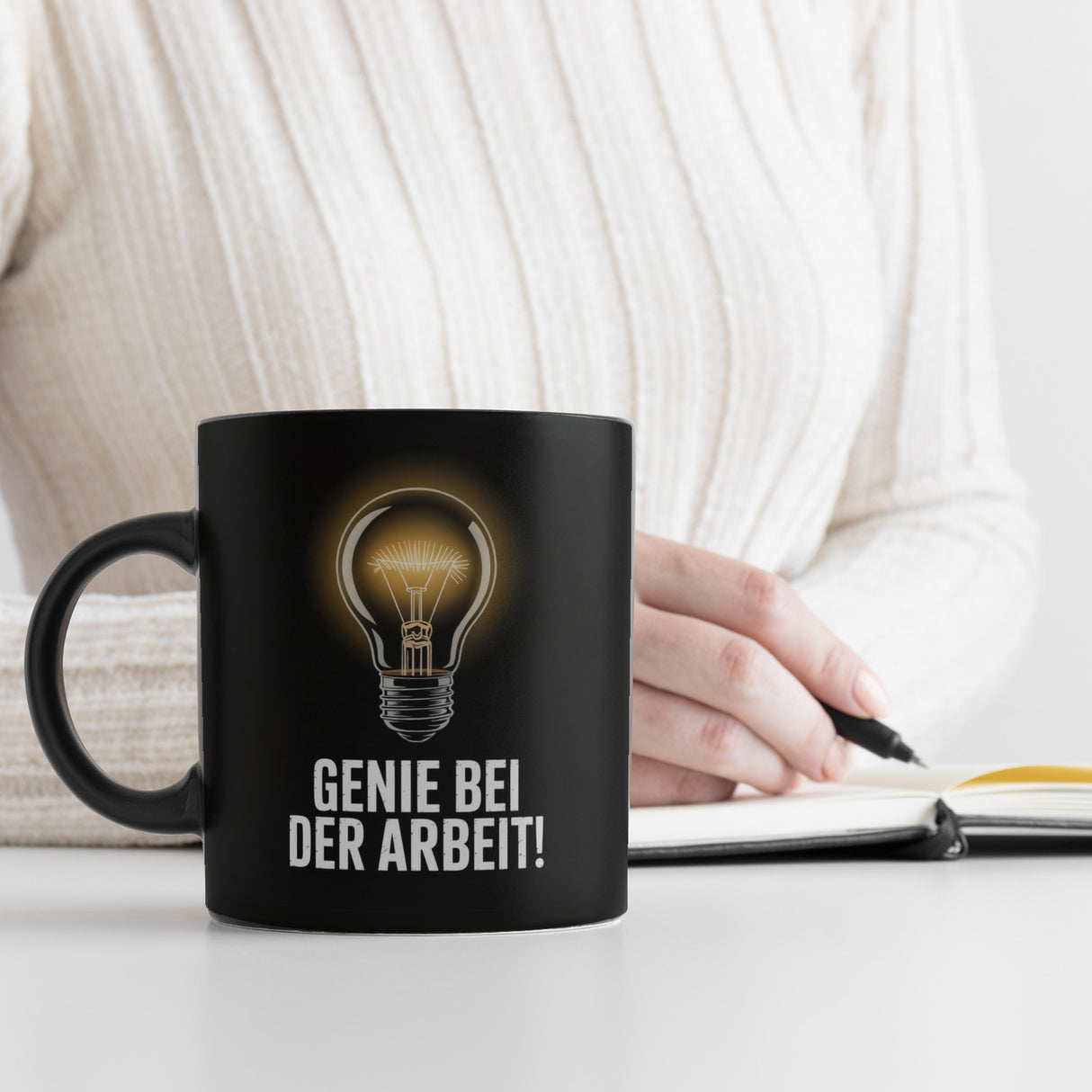 Leuchtende Glühbirne - Genie bei der Arbeit Tasse