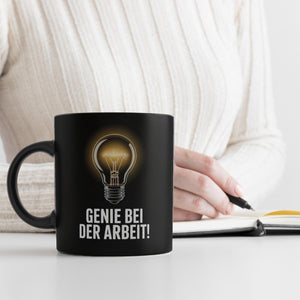 Leuchtende Glühbirne - Genie bei der Arbeit Tasse