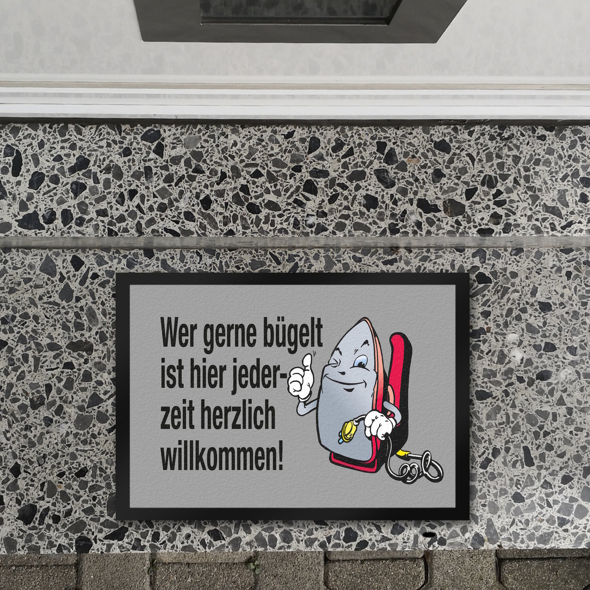 Lächelndes Bügeleisen Fußmatte in 35x50 cm mit Spruch: Freunde des Bügelns willkommen!