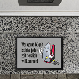 Lächelndes Bügeleisen Fußmatte in 35x50 cm mit Spruch: Freunde des Bügelns willkommen!