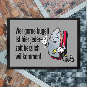 Lächelndes Bügeleisen Fußmatte in 35x50 cm mit Spruch: Freunde des Bügelns willkommen!