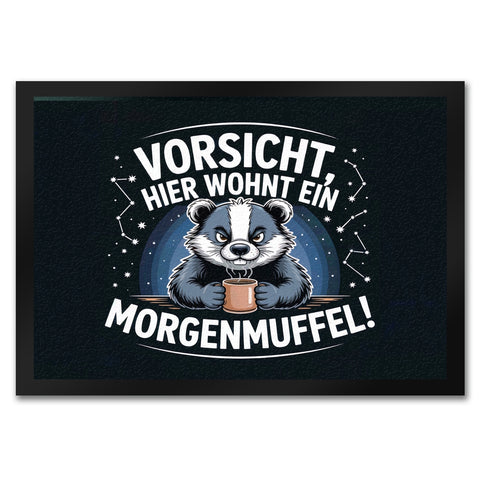 Vorsicht, hier wohnt ein Morgenmuffel! Fußmatte in 35x50 cm Dachs mit Kaffeebecher