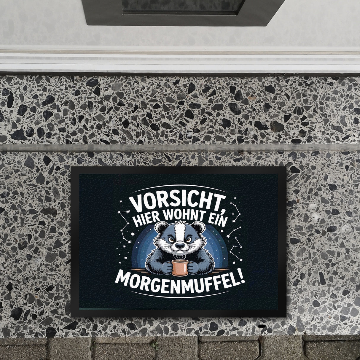 Vorsicht, hier wohnt ein Morgenmuffel! Fußmatte in 35x50 cm Dachs mit Kaffeebecher
