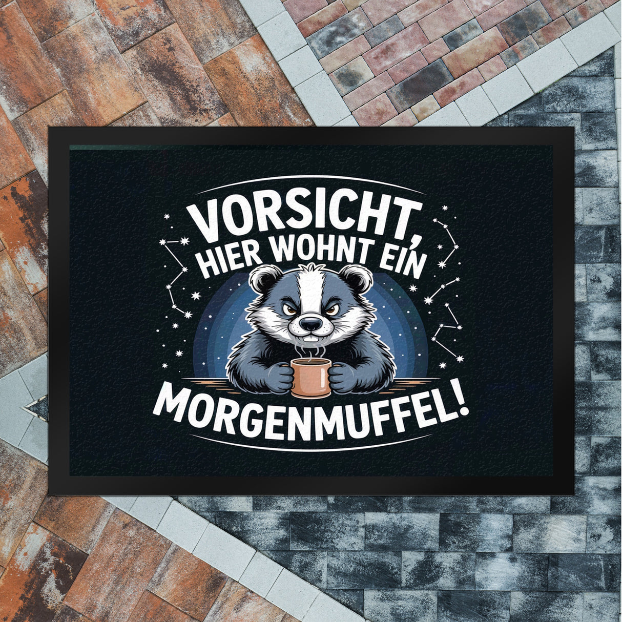 Vorsicht, hier wohnt ein Morgenmuffel! Fußmatte in 35x50 cm Dachs mit Kaffeebecher