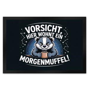 Vorsicht, hier wohnt ein Morgenmuffel! Fußmatte in 35x50 cm Dachs mit Kaffeebecher