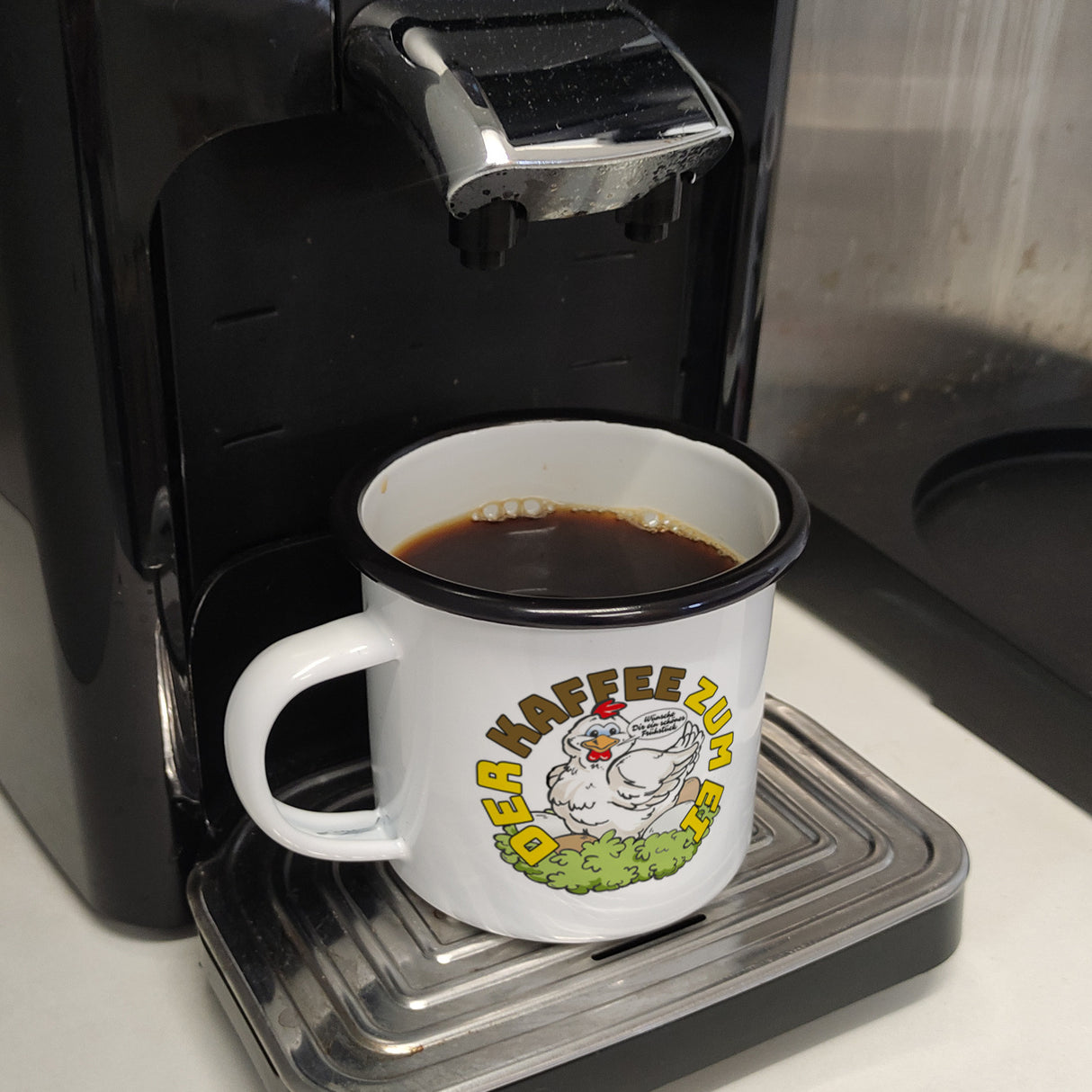Der Kaffee zum Ei Emaille Tasse Huhn
