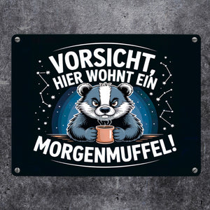 Vorsicht, hier wohnt ein Morgenmuffel! Metallschild in 15x20 cm Dachs mit Kaffeebecher