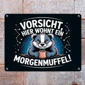 Vorsicht, hier wohnt ein Morgenmuffel! Metallschild in 15x20 cm Dachs mit Kaffeebecher