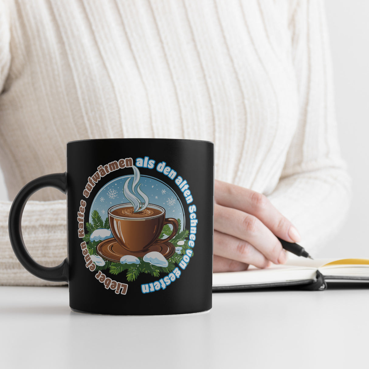 dampfende KaffeeTasse Tasse mit Spruch: Einen Kaffee aufwärmen statt Schnee