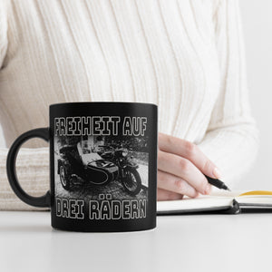 Oldtimermotorrad mit Beiwagen Tasse mit Spruch: Freiheit auf drei Rädern