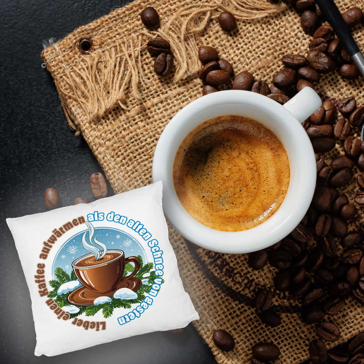 Tasse Kaffee Kissen mit Spruch: Kaffee aufwärmen statt alten Schnee