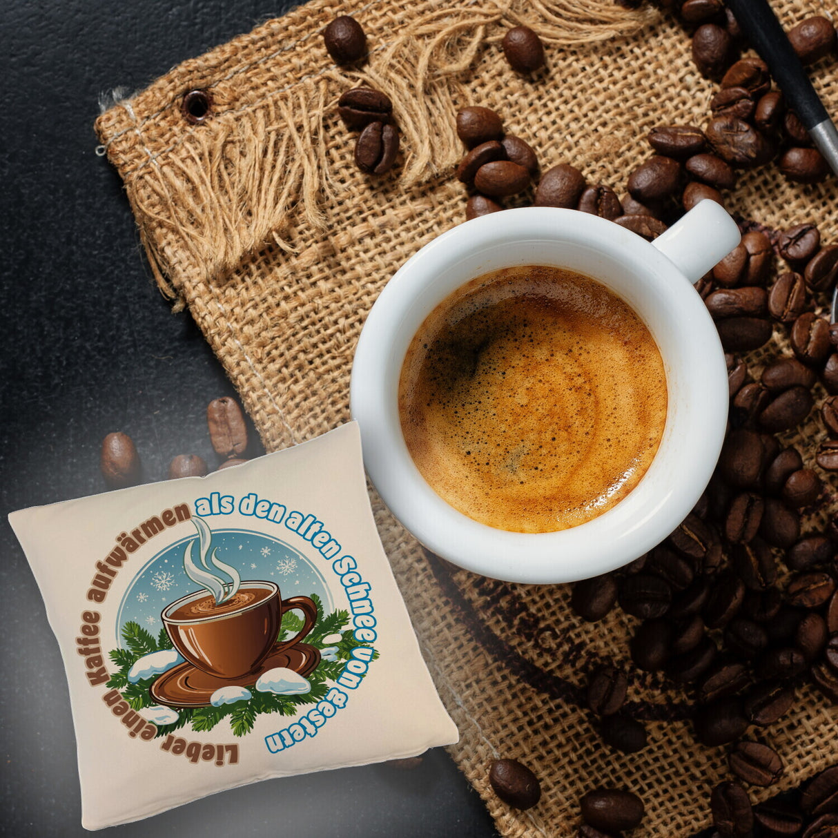 Tasse Kaffee Kissen mit Spruch: Kaffee aufwärmen statt alten Schnee