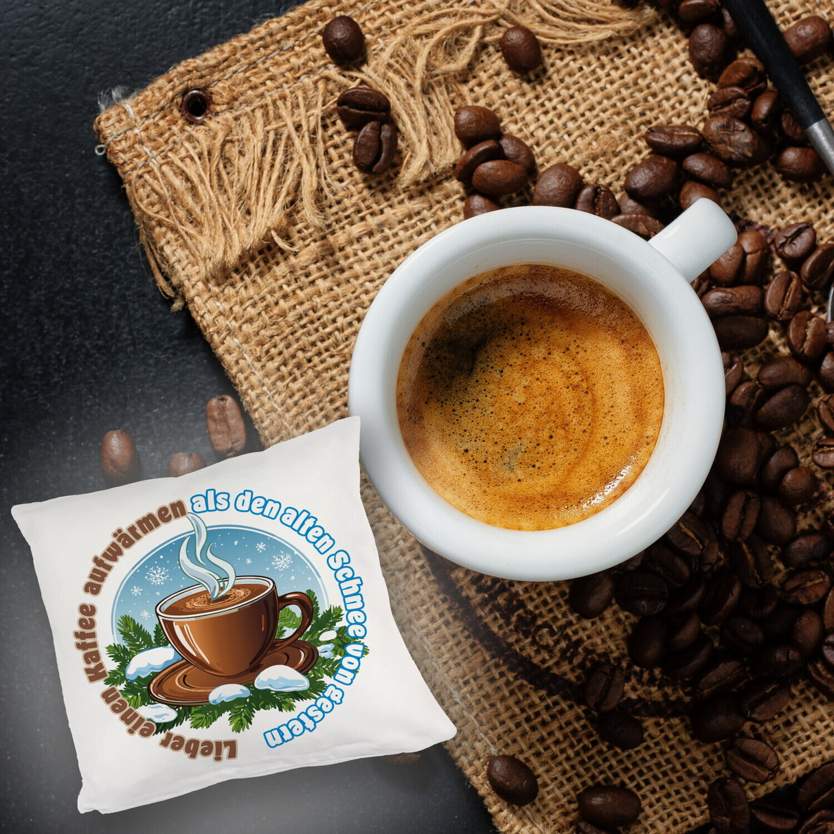 Tasse Kaffee Kissen mit Spruch: Kaffee aufwärmen statt alten Schnee