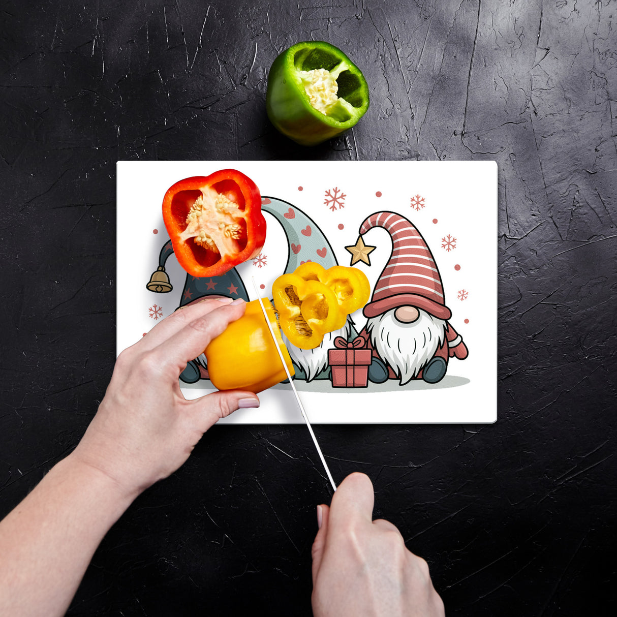 Weihnachtswichtel mit Geschenk Schneidebrett aus Glas Weihnachten