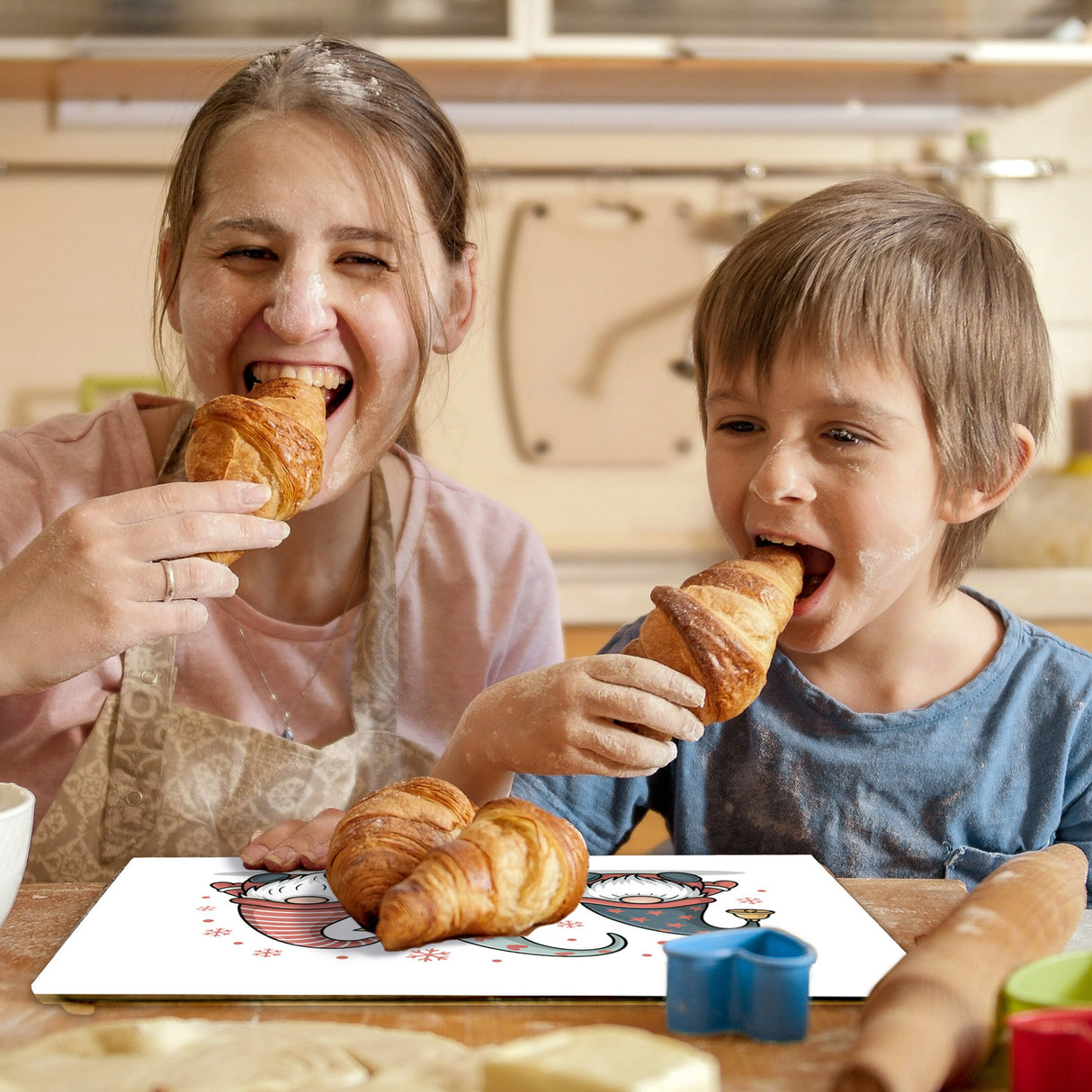 Weihnachtswichtel mit Geschenk Schneidebrett aus Glas Weihnachten