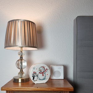 Schneemann und Pinguin mit Schneeflocken Spardose für Winterliebhaber