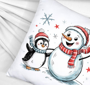 Schneemann und Pinguin mit Schneeflocken Kissen für Winterliebhaber