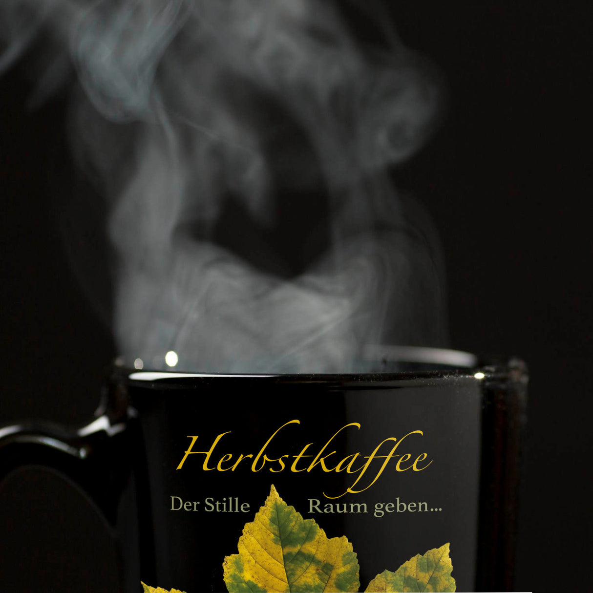 Ahornblatt Tasse in Schwarz mit Spruch: Der Stille Raum geben