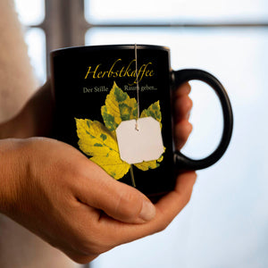 Ahornblatt Tasse in Schwarz mit Spruch: Der Stille Raum geben