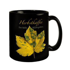 Ahornblatt Tasse in Schwarz mit Spruch: Der Stille Raum geben