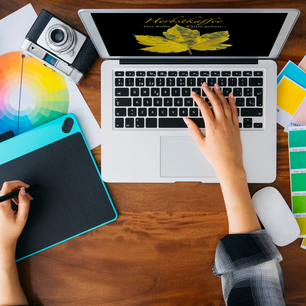 Ahornblatt Tasse in Schwarz mit Spruch: Der Stille Raum geben