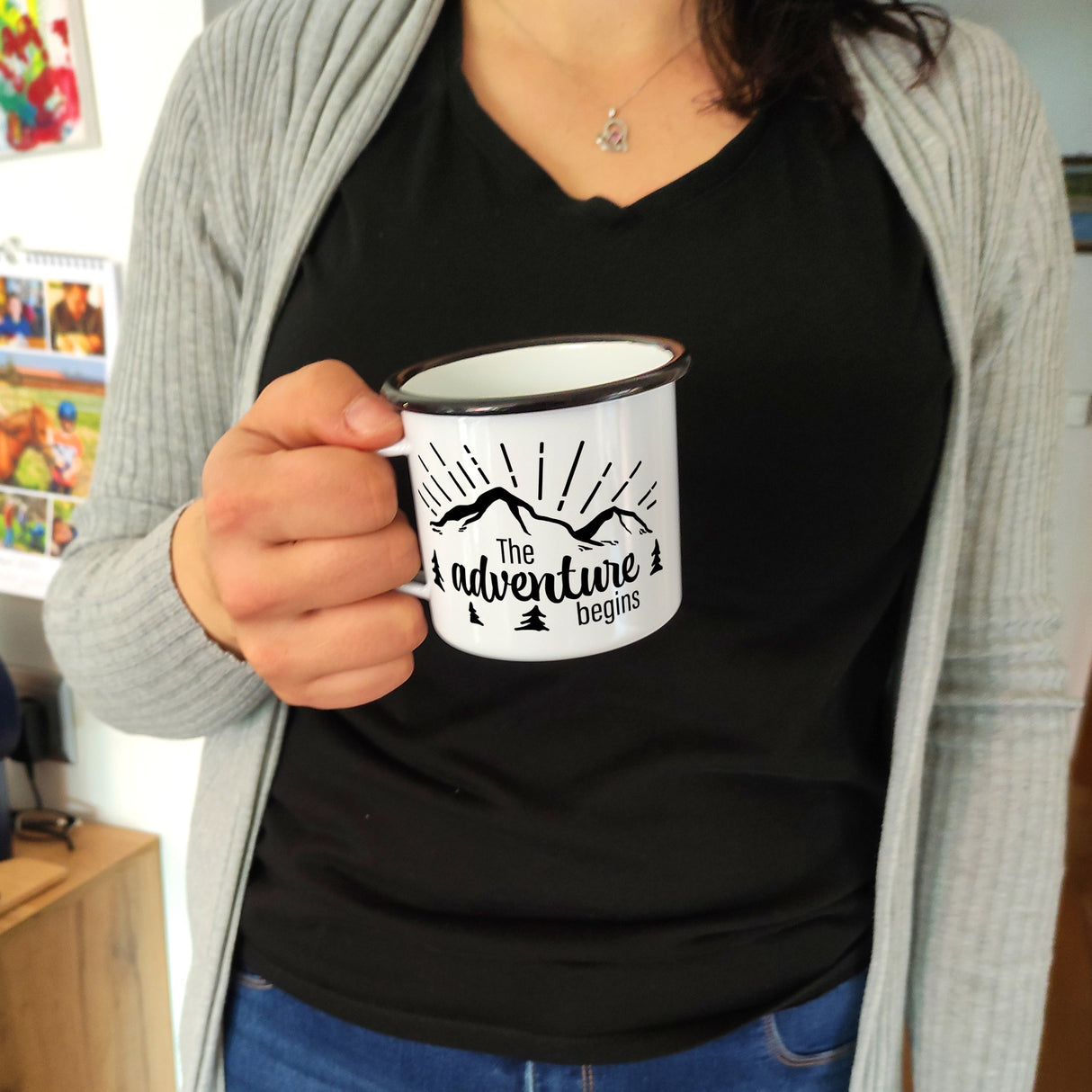 Berg mit Sonnenstrahlen The adventure begins Emaille Tasse