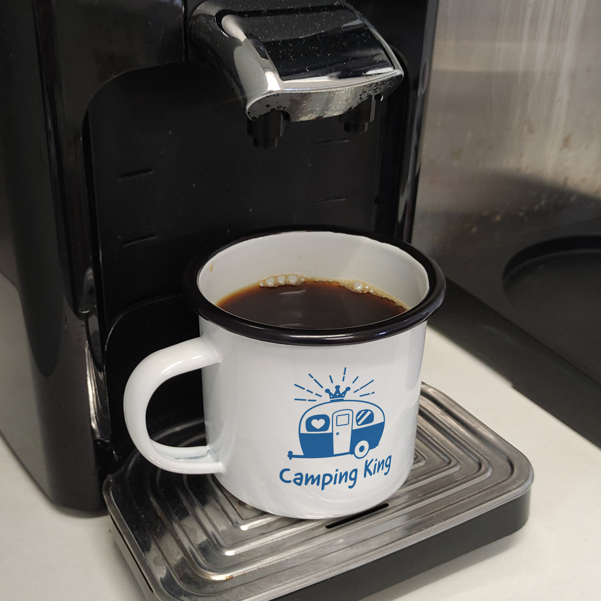 Hellblauer Wohnwagen Camping King Emaille Tasse für Camper