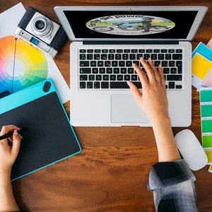 Bikerin Magnet rund mit Spruch: Time to unleash girl power.