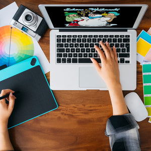 Schneemann Tasse in Schwarz mit Spruch: Schöne Weihnacht