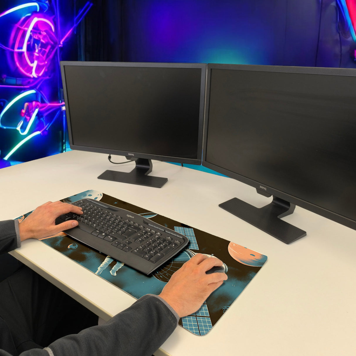 Raketenstart Astronaut Schreibtischunterlage 69x31cm XXL Mauspad für Weltraumfans