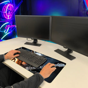 dämonischer Schädel mit E-Gitarre Schreibtischunterlage 69x31cm XXL Mauspad für Metal-Fans