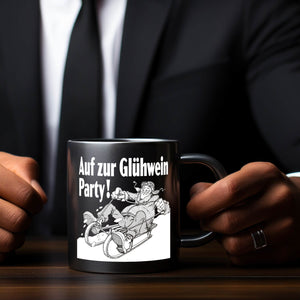 Mann auf Schlitten Tasse in Schwarz mit Spruch: Auf zur Glühwein Party