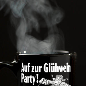 Mann auf Schlitten Tasse in Schwarz mit Spruch: Auf zur Glühwein Party