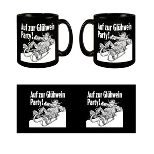 Mann auf Schlitten Tasse in Schwarz mit Spruch: Auf zur Glühwein Party