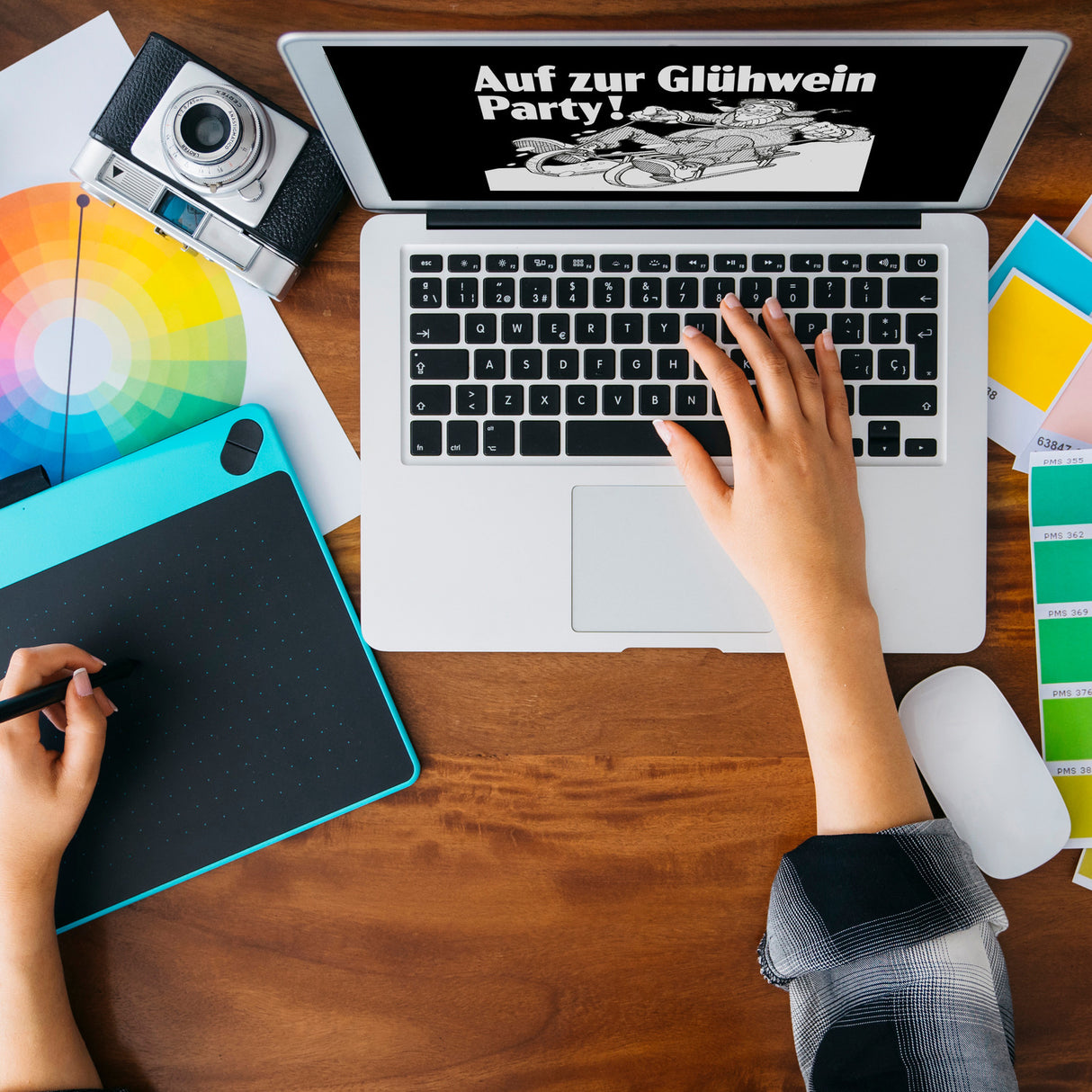 Mann auf Schlitten Tasse in Schwarz mit Spruch: Auf zur Glühwein Party