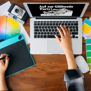 Mann auf Schlitten Tasse in Schwarz mit Spruch: Auf zur Glühwein Party