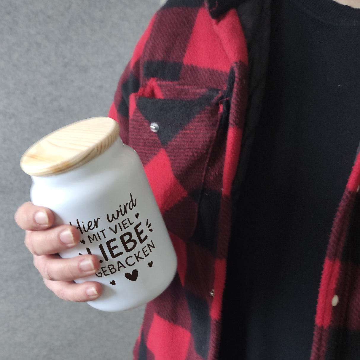 Hier wird mit viel Liebe gebacken Keksdose mit Herzen